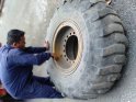 Một ngày theo xe vá vỏ lưu động...